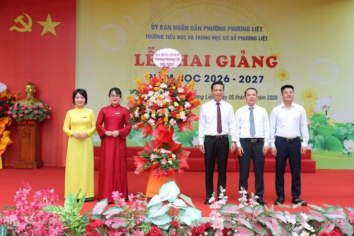 Lãnh đạo phường Phương Liệt dự, chúc mừng thầy và trò các nhà trường nhân dịp khai giảng năm học mới. Ảnh: NT