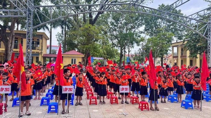 Hơn 10.600 học sinh trên địa bàn xã Ứng Thiên phấn khởi chào mừng năm học mới. Ảnh: Nhóm PV