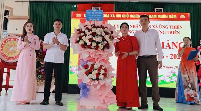 Lãnh đạo xã Ứng Thiên tặng hoa, chúc mừng và đánh trống khai giảng năm học mới tại các trường trên địa bàn. Ảnh: Nhóm PV Ứng Thiên