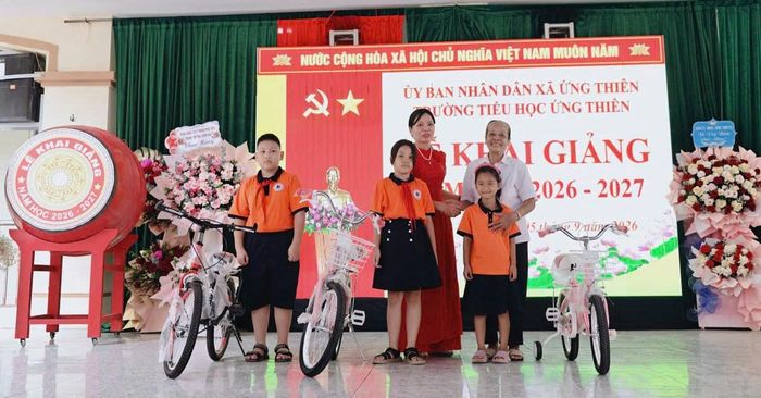 Những phần quà ý nghĩa được trao cho học sinh trong này khai giảng năm học mới. Ảnh: Nhóm PV Ứng Thiên