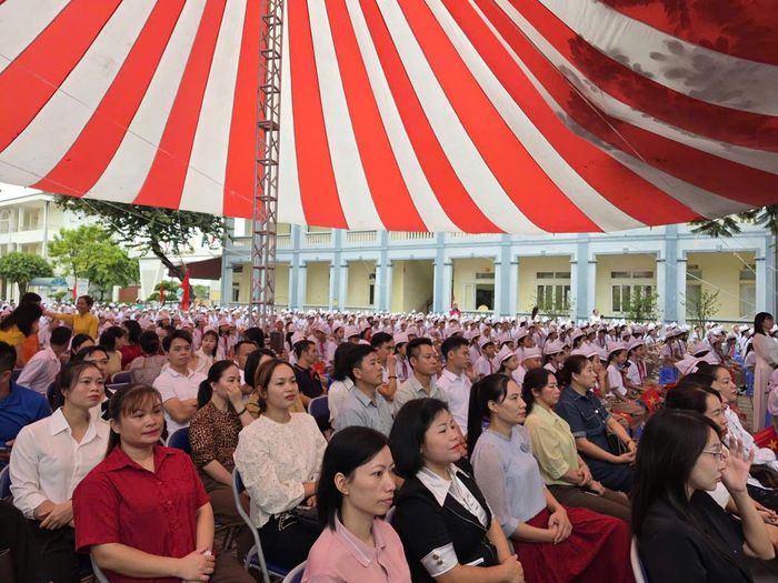 Đông đảo phụ huynh đến tham dự lễ khai giảng cùng các em học sinh. Ảnh: PV