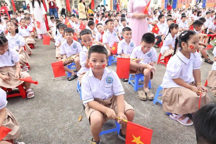 Các em học sinh lớp 1 có chung cảm xúc vui tươi và bỡ ngỡ khi bước vào ngôi trường mới. Ảnh: PV
