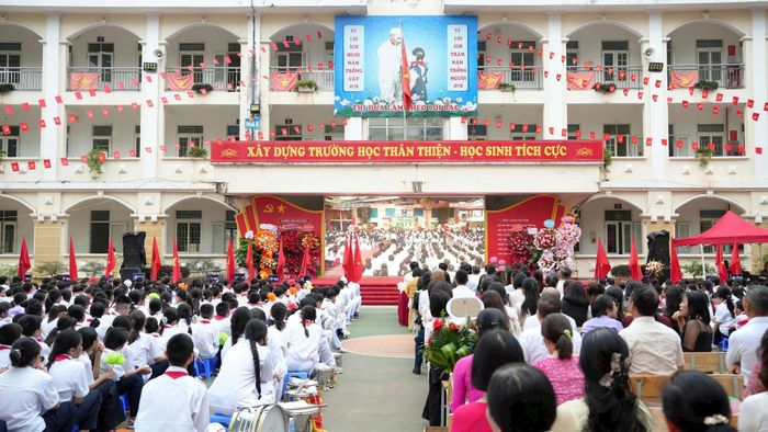 Trường THCS Yên Nghĩa tham dự chương trình lễ khai giảng chung trên toàn quốc theo hình thức trực tiếp kết hợp trực tuyến qua sóng truyền hình. Ảnh: Phương Thanh