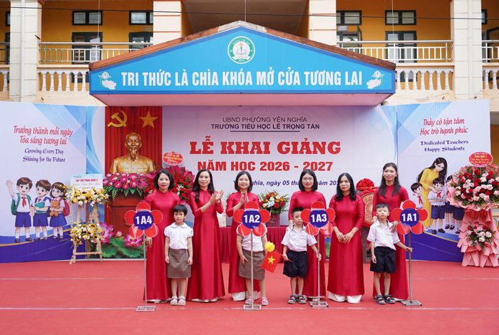 Trường Tiểu học Lê Trọng Tấn trao biển hiệu chào đón học sinh lớp 1 trong ngày khai giảng năm học 2026-2027. Ảnh: VT