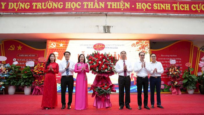 Phó Bí thư Thường trực Đảng ủy Phạm Văn Chiến dự lễ khai giảng, động viên thầy và trò bước vào năm học mới. Ảnh: Phương Thanh