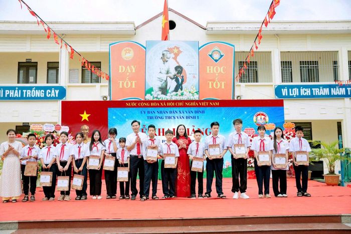 Bí thư Đảng uỷ xã Vân Đình Bùi Thị Thu Hiền trao quà động viên học sinh trong lễ khai giảng năm học 2026-2027. Ảnh: Đình Thuỷ