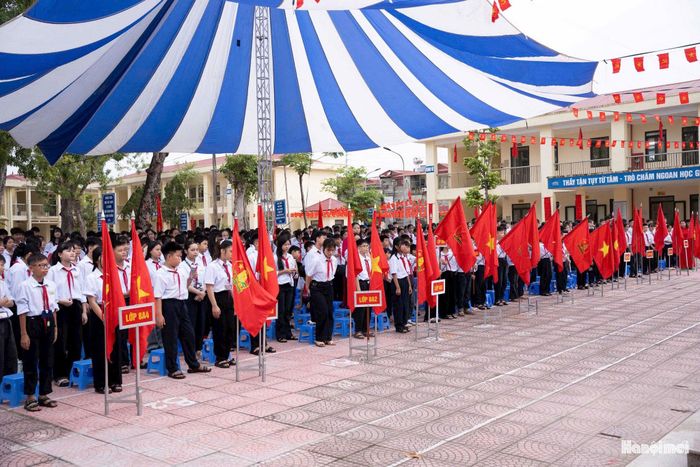 Hơn 11.500 học sinh xã Vân Đình dự lễ khai giảng năm học 2026-2027. Ảnh: Đình Thuỷ