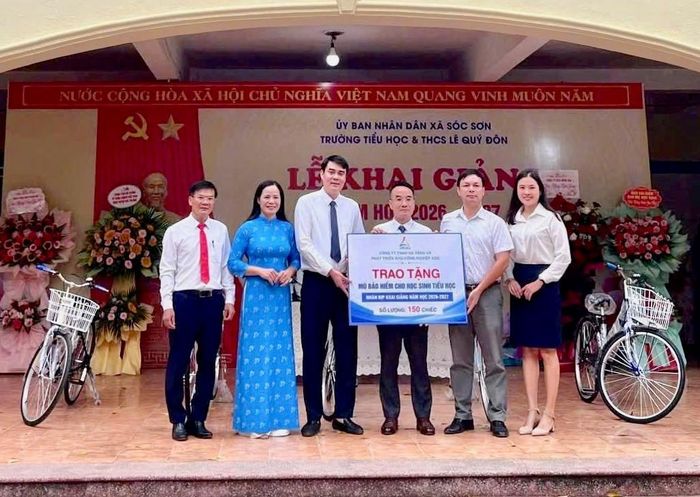 5 chiếc xe đạp cũng được trao cho các em học sinh có hoàn cảnh khó khăn. Ảnh: Nguyễn Thắm.