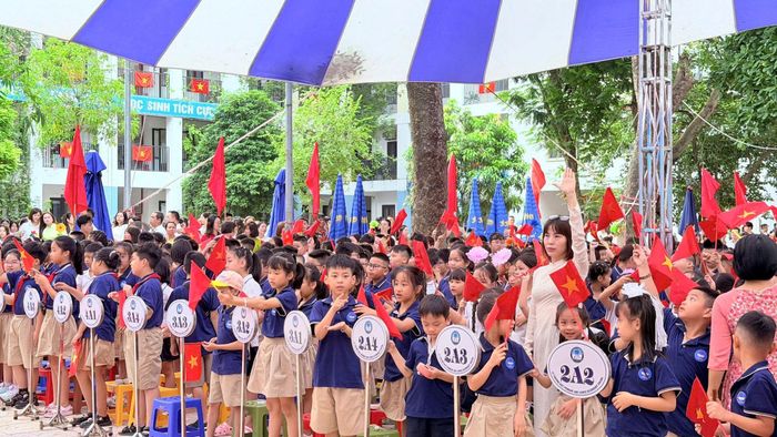 Thầy và trò Trường Liên cấp Lý Thường Kiệt trong ngày khai giảng. Ảnh: An Quyên