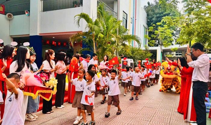 Chào đón học sinh lớp 1 bước vào năm học mới tại Trường Tiểu học Văn Miếu - Quốc Tử Giám. Ảnh: An Quyên