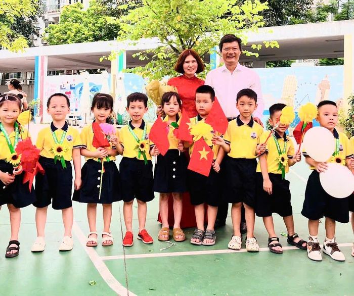 Chủ tịch UBND phường Văn Miếu - Quốc Tử Giám Hà Anh Tuấn dự lễ khai giảng tại Trường Tiểu học Văn Miếu - Quốc Tử Giám. Ảnh: An Quyên