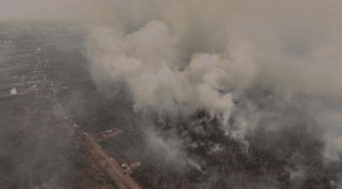 Khói mù do cháy rừng bao phủ khu dân cư tại Palangkaraya, tỉnh Trung Kalimantan, Indonesia, ngày 15-8. Ảnh: Reuters