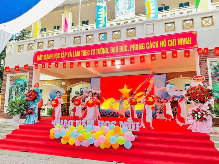 Các tiết mục văn nghệ chào mừng năm học mới. Ảnh: HM