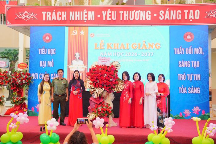 Lãnh đạo phường Đại Mỗ tặng hoa, chúc mừng thầy và trò Trường Tiểu học Đại Mỗ. Ảnh: PV