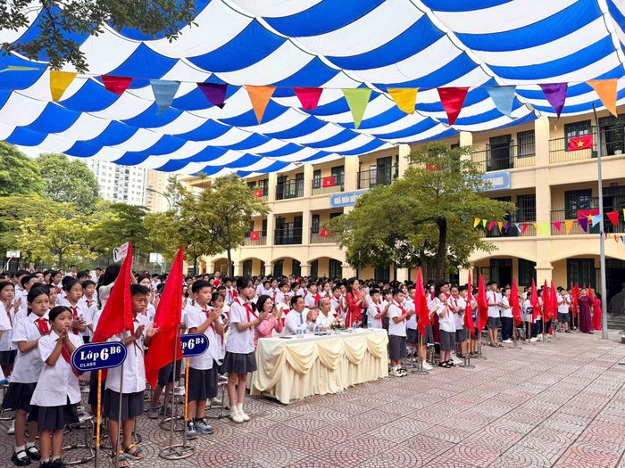 Học sinh phường Đại Mỗ phấn khởi tham dự Lễ khai giảng năm học 2026-2027. Ảnh: PV