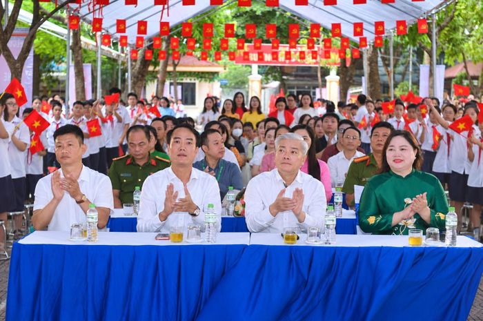 Lãnh đạo phường Đại Mỗ dự Lễ khai giảng tại Trường THCS Đại Mỗ. Ảnh: PV