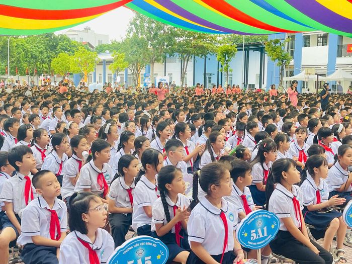 Niềm vui của học sinh xã Đông Anh ngày khai giảng. Ảnh: Mai Khôi