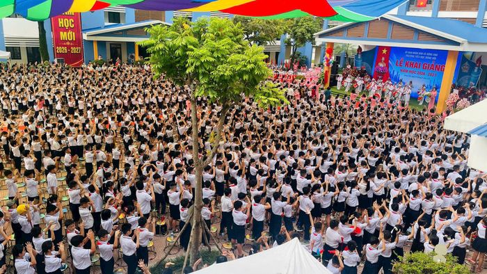 Học sinh trường Tiểu học Đông Hội chào đón năm học mới. Ảnh: Mai Khôi