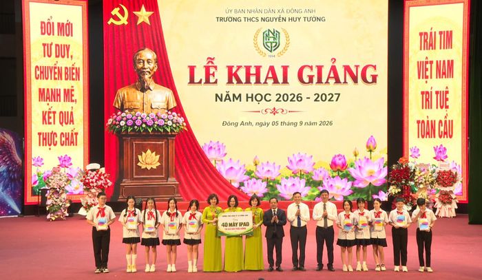 Chủ tịch UBND xã Đông Anh Nguyễn Văn Thiềng trao tặng Trường THCS Nguyễn Huy Tưởng thiết bị phục vụ công tác giảng dạy. Ảnh: Mai Khôi