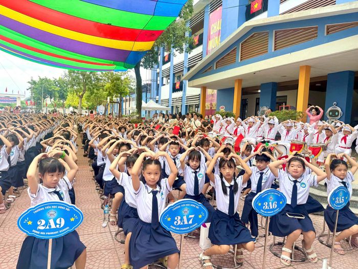 Niềm vui của học sinh xã Đông Anh ngày khai giảng. Ảnh: Mai Khôi
