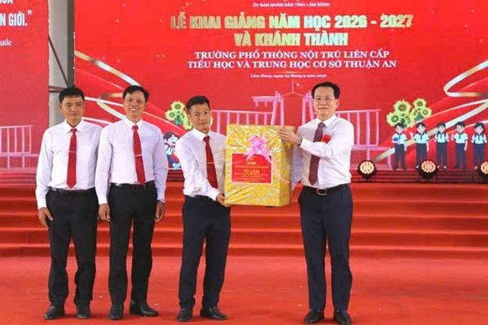 Chủ tịch UBND tỉnh Lâm Đồng Hồ Văn Mười tặng quà cho Trường Phổ thông nội trú liên cấp Tiểu học và THCS Thuận An. Ảnh: PV