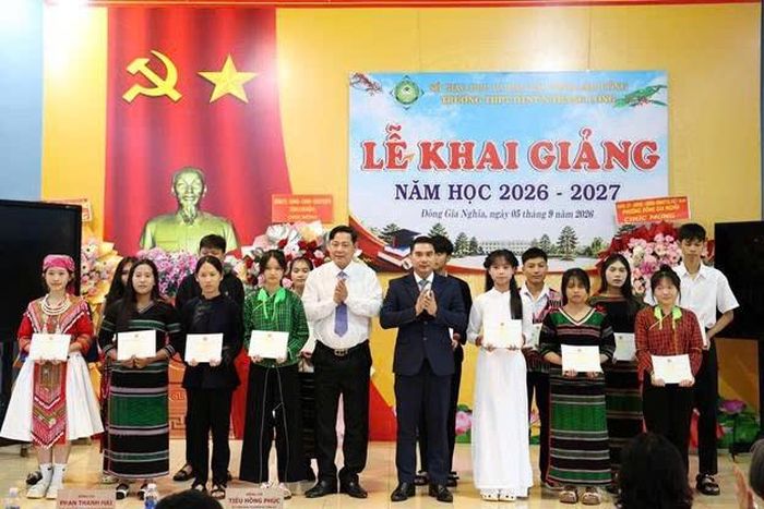 Lãnh đạo tỉnh Lâm Đồng trao giấy khen, chúc mừng học sinh Trường THPT Dân tộc nội trú N'Trang Lơng (phường Đông Gia Nghĩa) đạt thành tích trong học tập. Ảnh: PV