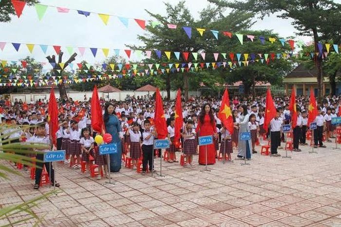 Học sinh dự Lễ Khai giảng năm học mới tại Trường Tiểu học Nguyễn Thị Minh Khai (phường Bắc Gia Nghĩa). Ảnh: PV