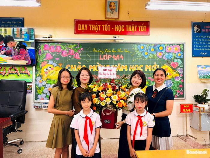 Phụ huynh, học sinh lớp 4A4, Trường Tiểu học Văn Yên chúc mừng cô giáo trong ngày khai giảng. Ảnh: Ngọc Minh