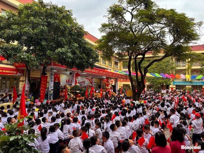 Hơn 2.900 học sinh Trường Tiểu học Văn Yên, phường Hà Đông hân hoan đón năm học mới. Ảnh: Ngọc Minh