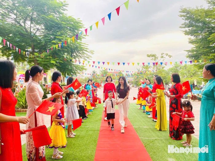 Trường Mầm non Cổ Đô 3, xã Cổ Đô đưa con đến trường ngày khai giảng. Ảnh: Nhà trường cung cấp