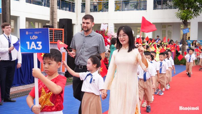 Sáng 5-9, hòa chung không khí tưng bừng của Ngày hội toàn dân đưa trẻ đến trường, Hệ thống Giáo dục Lý Thái Tổ đã tổ chức Lễ khai giảng năm học 2026-2027 với chủ đề “Trí tuệ nhân văn - Vươn tầm hội nhập”. Ảnh: Ngọc Minh