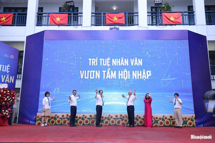 Ban Lãnh đạo Hệ thống, Ban Giám hiệu các trường, đại diện Ban Cha mẹ học sinh và học sinh Hệ thống Giáo dục Lý Thái Tổ cùng thực hiện nghi thức chạm tay kích hoạt chủ đề năm học 2026-2027. Ảnh: Ngọc Minh