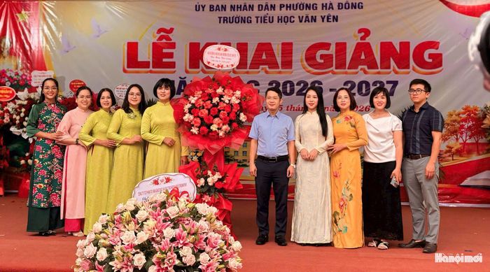 Đại diện cha mẹ học sinh chúc mừng Ban Giám hiệu Trường Tiểu học Văn Yên trong ngày khai giảng năm học mới. Ảnh: Ngọc Minh
