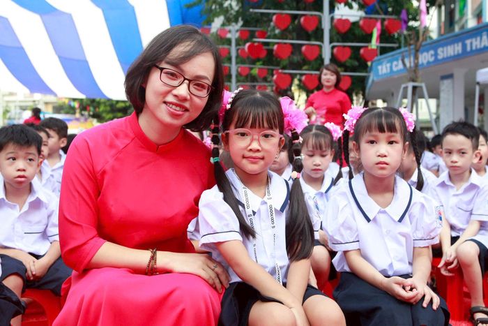 Các học sinh Phân hiệu Tiểu học và THCS Đông Ngạc hào hứng tham dự Lễ khai giảng năm học mới. Ảnh: Hồng Nhung