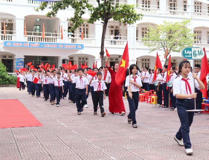 Lễ chào đón học sinh lớp 6 tại trường THCS Đông Ngạc. Ảnh: Vũ Hoa