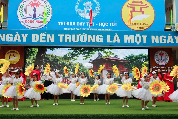 Chương trình văn nghệ chào mừng tại lễ khai giảng. Ảnh: Hồng Nhung