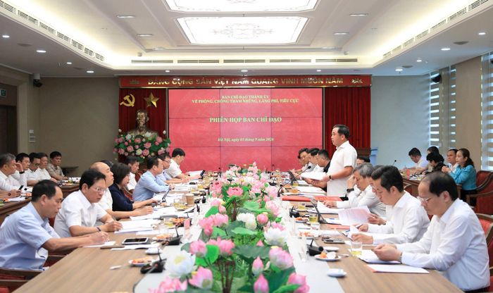 Bí thư Thành ủy Hà Nội Trần Đức Thắng phát biểu kết luận phiên họp Ban Chỉ đạo Thành ủy về phòng, chống tham nhũng, lãng phí, tiêu cực. Ảnh: Quang Thái