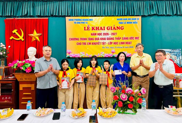 Lãnh đạo Tổ dân phố số 14 trao quà động viên các em học sinh và cô giáo. Ảnh: Trần Oanh.