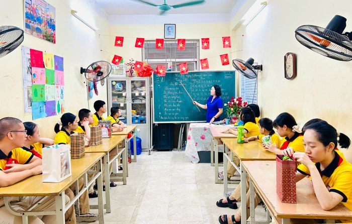 Ngay sau Lễ khai giảng, các em học sinh bước vào buổi học đầu tiên môn Tiếng Việt, bài thơ “Bác Hồ của em”. Ảnh: Trần Oanh.