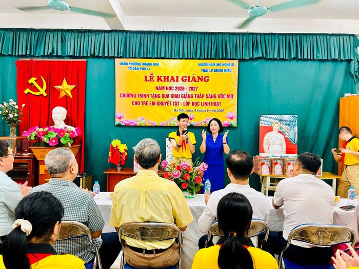 Em Quang Huy đọc bài thơ “Ngày khai giảng” tại Lễ khai giảng. Ảnh: Trần Oanh.