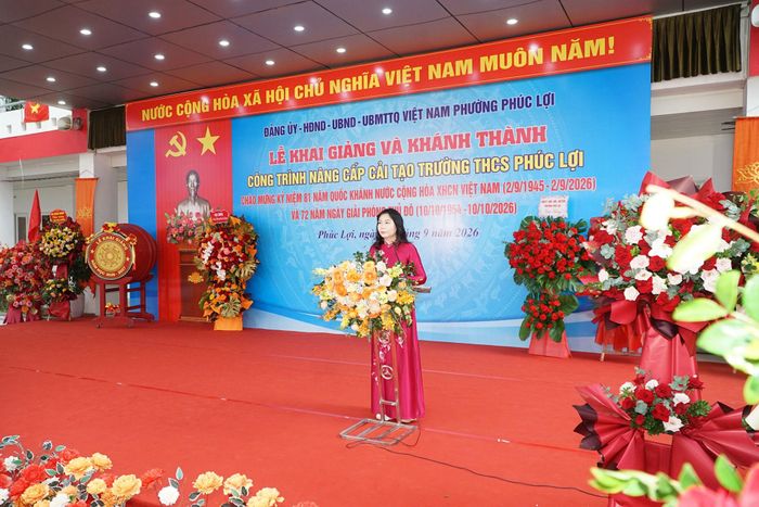 Hiệu trưởng Trường THCS Phúc Lợi Nguyễn Thị Minh Thúy phát biểu tại buổi lễ. Ảnh: Nguyễn Bình