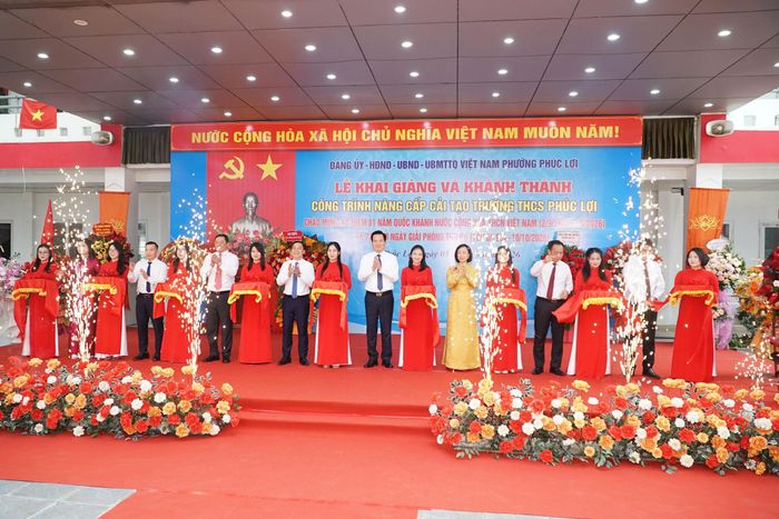 Đảng ủy - HĐND - UBND - Ủy ban MTTQ Việt Nam phường Phúc Lợi cùng Ban Giám hiệu nhà trường cắt băng khánh thành công trình cải tạo, nâng cấp phân hiệu Trường THCS Phúc Lợi. Ảnh: Nguyễn Bình