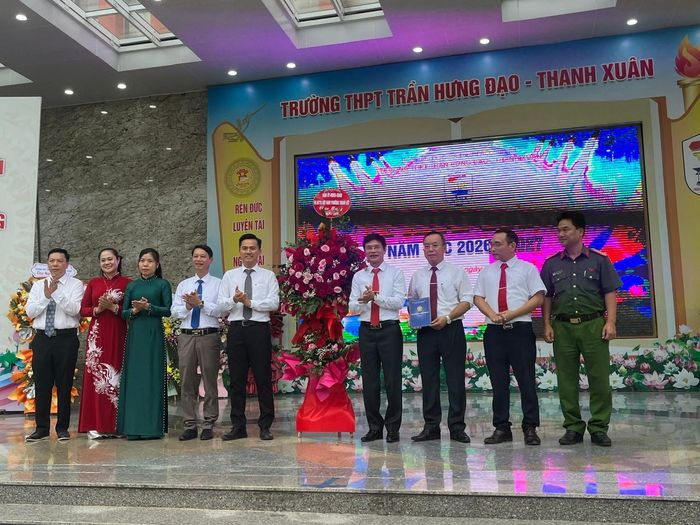 Lãnh đạo phường Thanh Liệt tặng hoa chúc mừng thầy cô và học sinh Trường THPT Trần Hưng Đạo trong lễ khai giảng năm học 2026-2027. Ảnh: Kim Xuyến