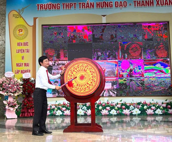 Thạc sĩ Vũ Đình Hà, Hiệu trưởng Trường THPT Trần Hưng Đạo, nổi trống khai trường chào đón năm học mới. Ảnh: Kim Xuyễn