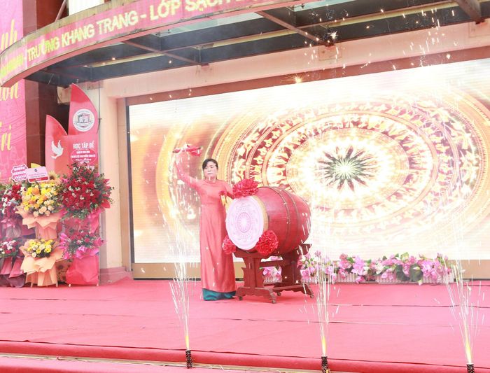Cô Trần Mai Hương, Hiệu trưởng Trường THCS Chu Văn An nổi trống khai giảng năm học mới. Ảnh: Kim Xuyến
