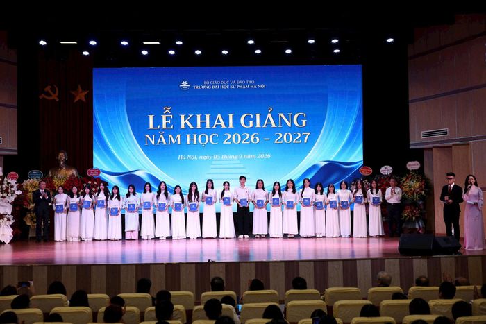 Lãnh đạo Trường Đại học Sư phạm Hà Nội vinh danh 44 tân sinh viên có thành tích xuất sắc trong kỳ tuyển sinh năm 2026. Ảnh: Thanh Tùng