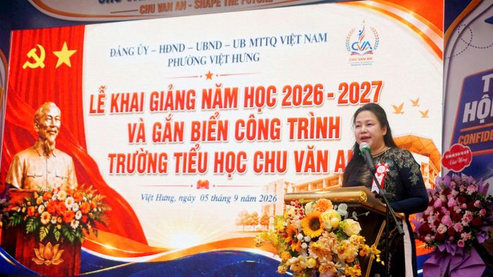 Bí thư Chi bộ, Hiệu trưởng Trường Tiểu học Chu Văn An Đặng Thị Hạnh phát biểu tại buổi lễ. Ảnh: B.Duy
