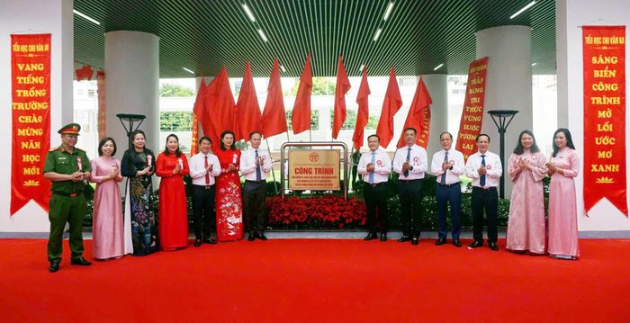 Lãnh đạo Sở Giáo dục và Đào tạo thành phố Hà Nội và phường Việt Hưng thực hiện nghi lễ gắn biển công trình. Ảnh: B.Duy
