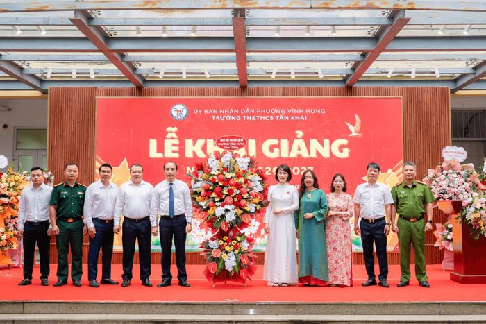 Phó Bí thư Thường trực Đảng ủy phường Vĩnh Hưng Nguyễn Anh Tuấn tham dự lễ khai giảng năm học mới tại trường TH&THCS Tân Khai. Ảnh: PV