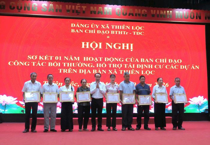 Khen thưởng các hộ gia đình trong công tác GPMB. Ảnh: PV
